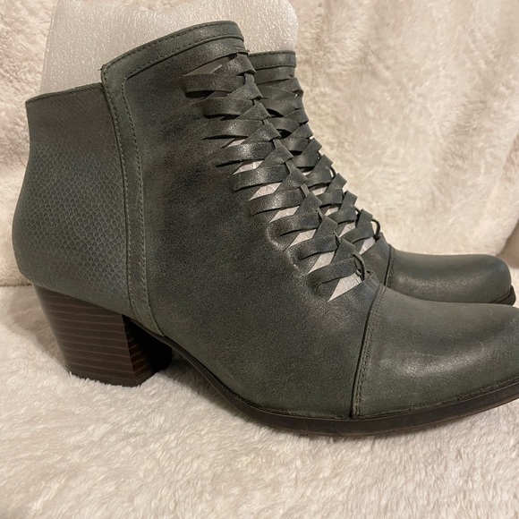 Never worn Yuu women’s gray boots. Size 12 M. - Picture 2 of 7